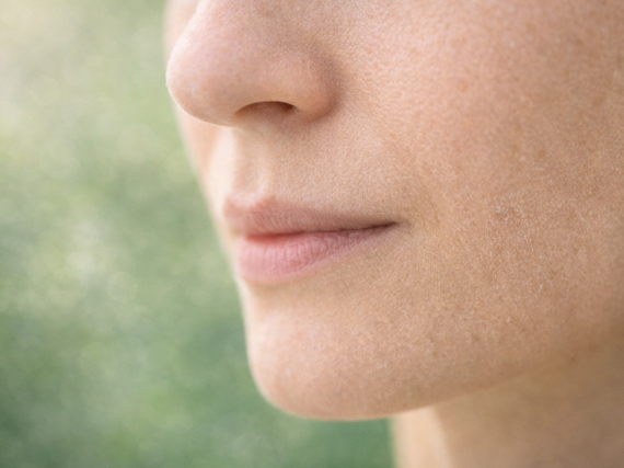 Primer plano de piel con ligera textura irregular y aspecto apagado Primer plano de piel con ligera textura irregular y aspecto apagado