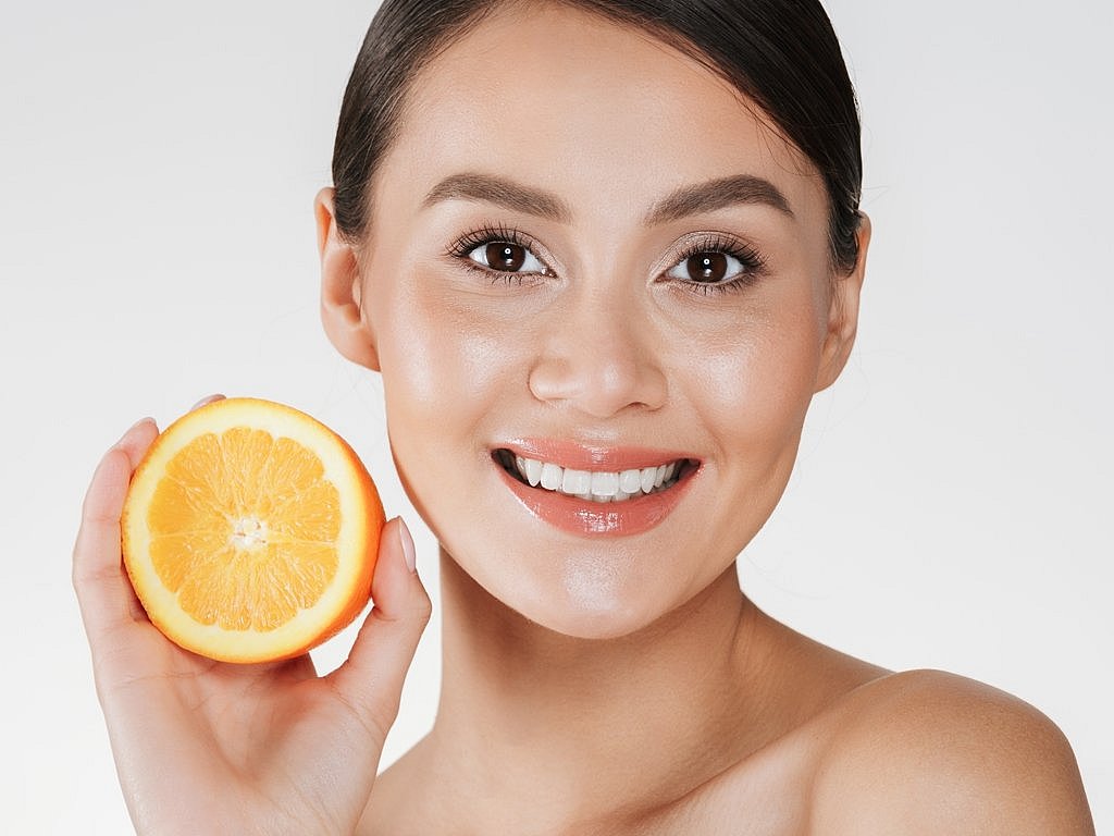 La vitamina C mejora la luminosidad y el tono de la piel La vitamina C mejora la luminosidad y el tono de la piel