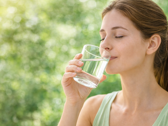 Persona bebiendo agua en un entorno luminoso y natural, sensación de bienestar, Persona bebiendo agua en un entorno luminoso y natural, sensación de bienestar,