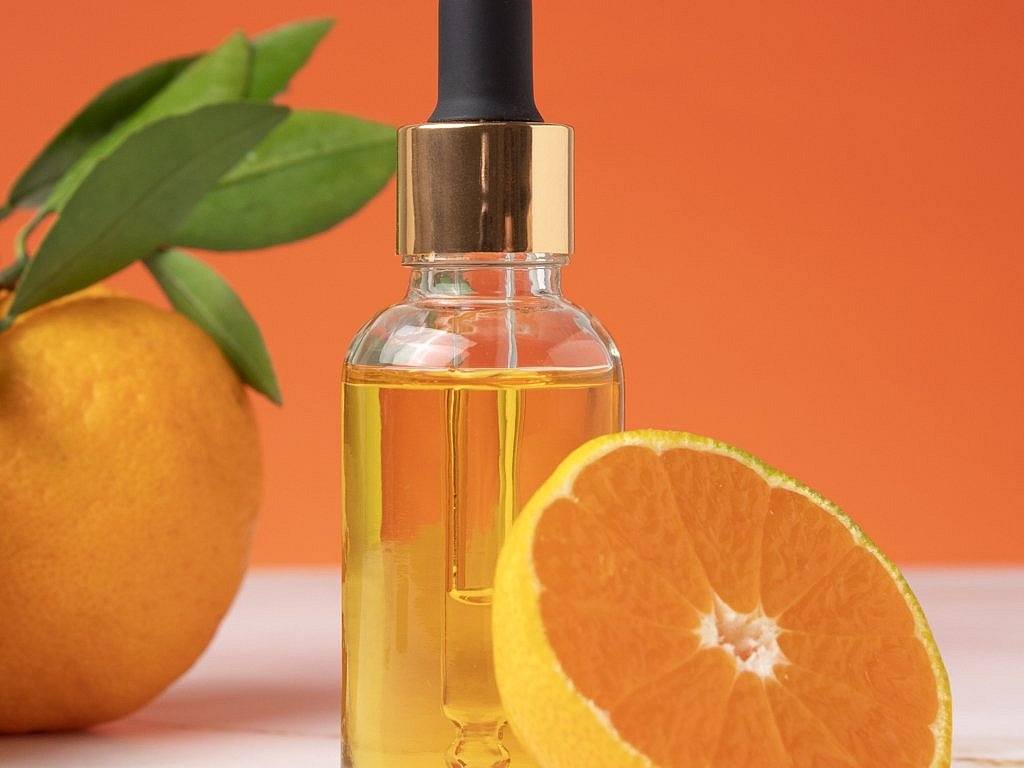 Un frasco de sérum de vitamina C Un frasco de sérum de vitamina C