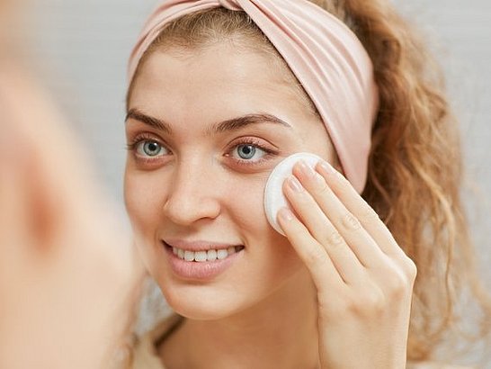 Controlar la Piel Grasa: Uso Moderado de Maquillaje