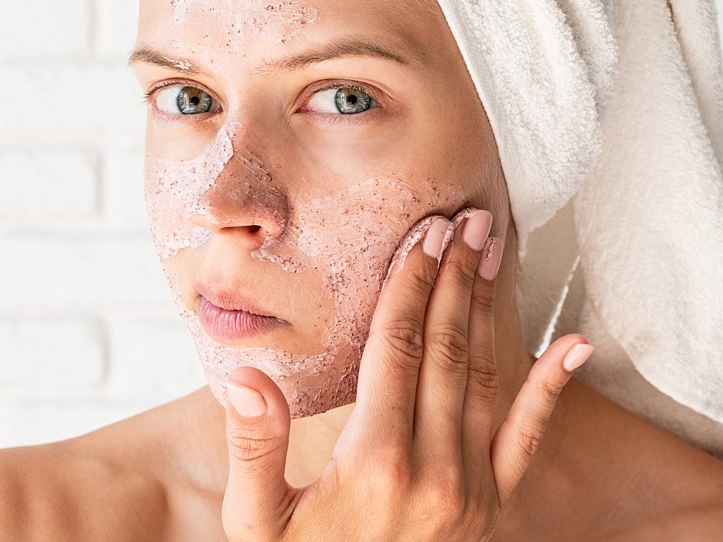Una persona aplicándose un exfoliante Una persona aplicándose un exfoliante