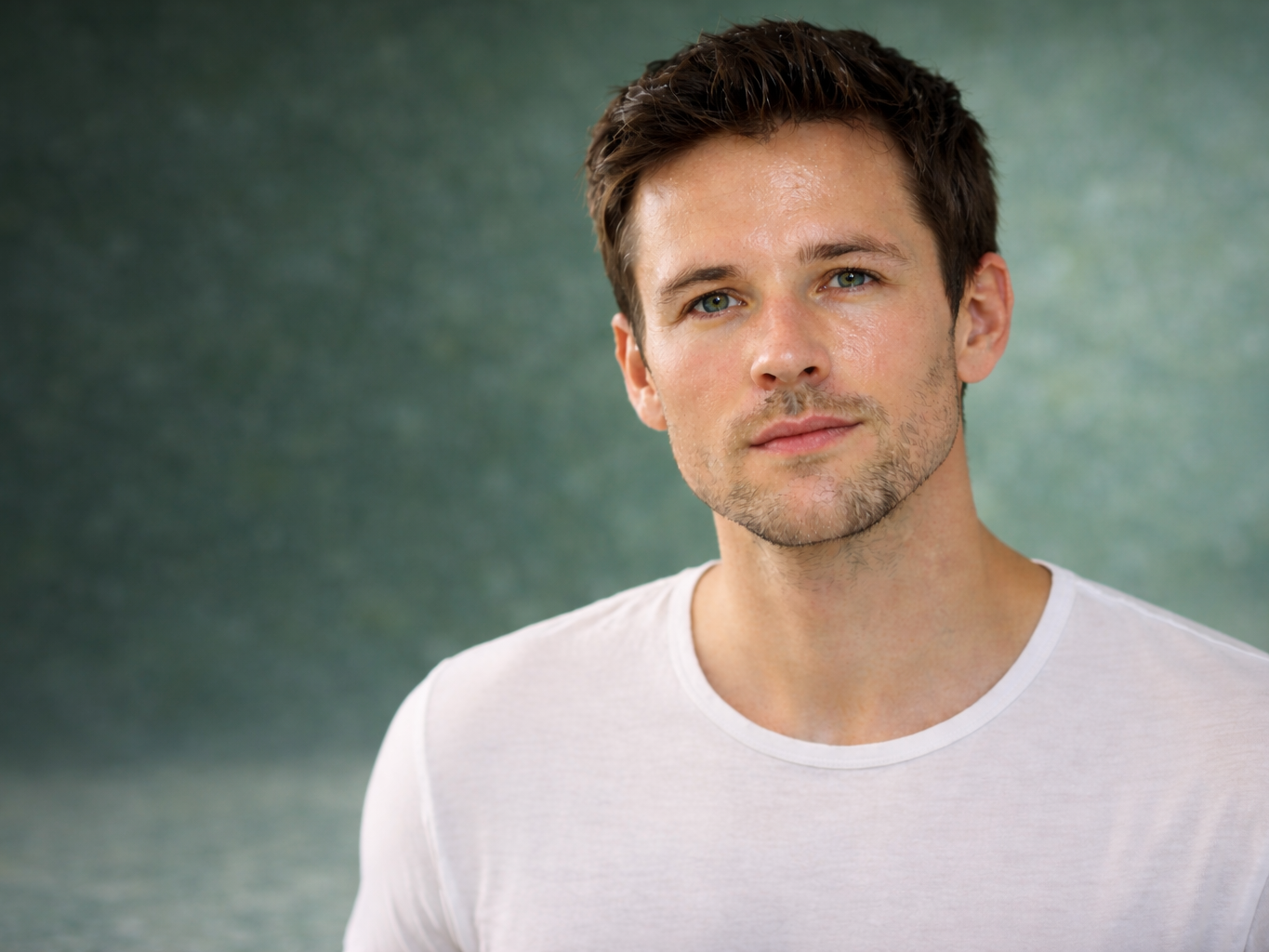 Hombre con piel ligeramente brillante en zona T