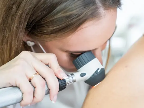 Médico dermatólogo examina la piel del paciente