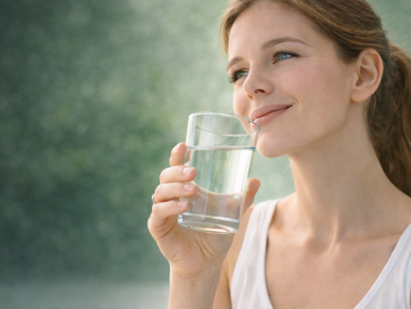 Mujer bebiendo agua Mujer bebiendo agua