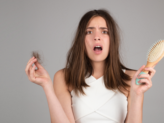 Alopecia en mujeres: causas frecuentes y opciones terapéuticas