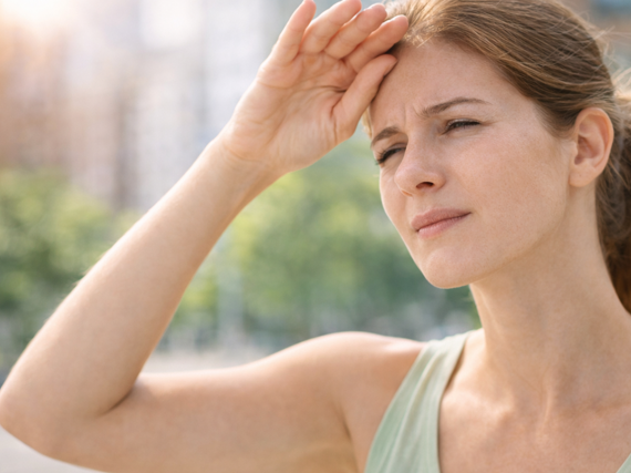 Persona en entorno urbano o exterior con exposición al sol o viento, sensación de sequedad ambiental Persona en entorno urbano o exterior con exposición al sol o viento, sensación de sequedad ambiental
